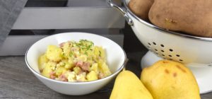 Lauwarmer Kartoffelsalat mit Schinken, Birne und Feta Rezept by ninakocht.de