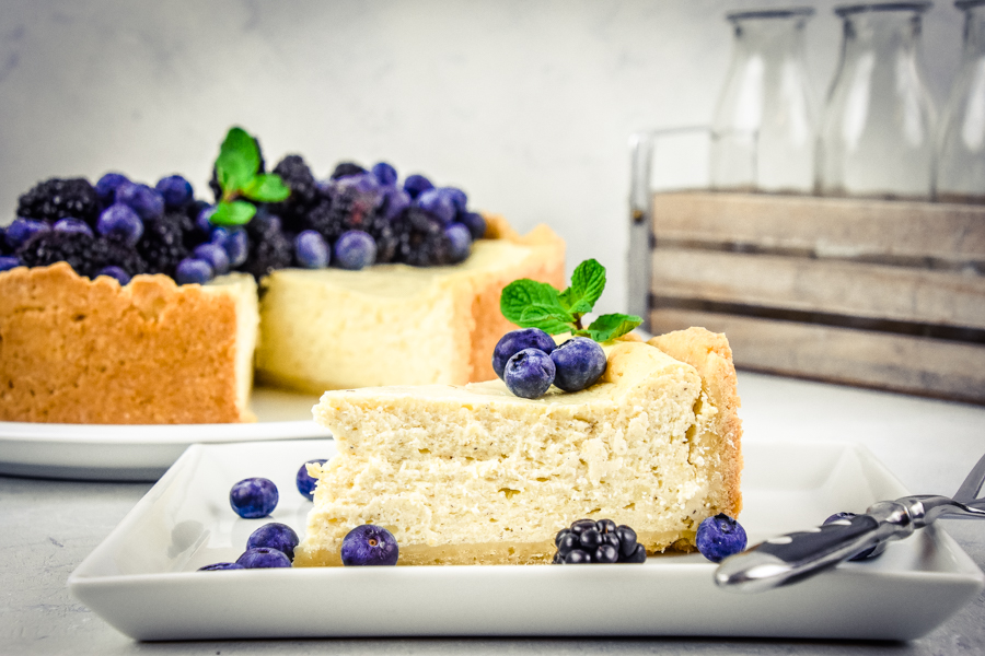 Käsekuchen vs. Cheesecake – Wo ist der Unterschied? Rezept: Zitronen-Vanille Käsekuchen mit frischen Beeren