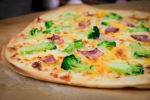 #Pizzafriday: Pizza „Alfredo-Style“ mit Brokkoli & knusprigem Bacon
