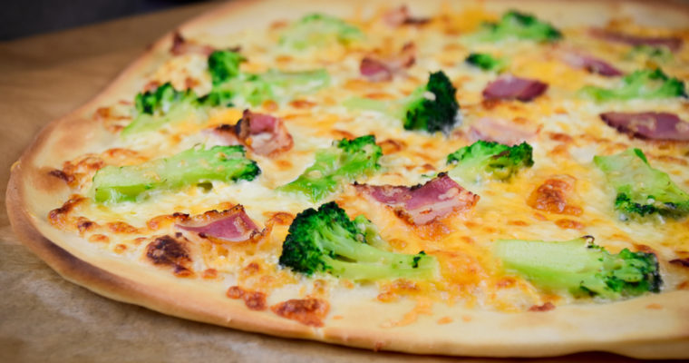 #Pizzafriday: Pizza „Alfredo-Style“ mit Brokkoli & knusprigem Bacon