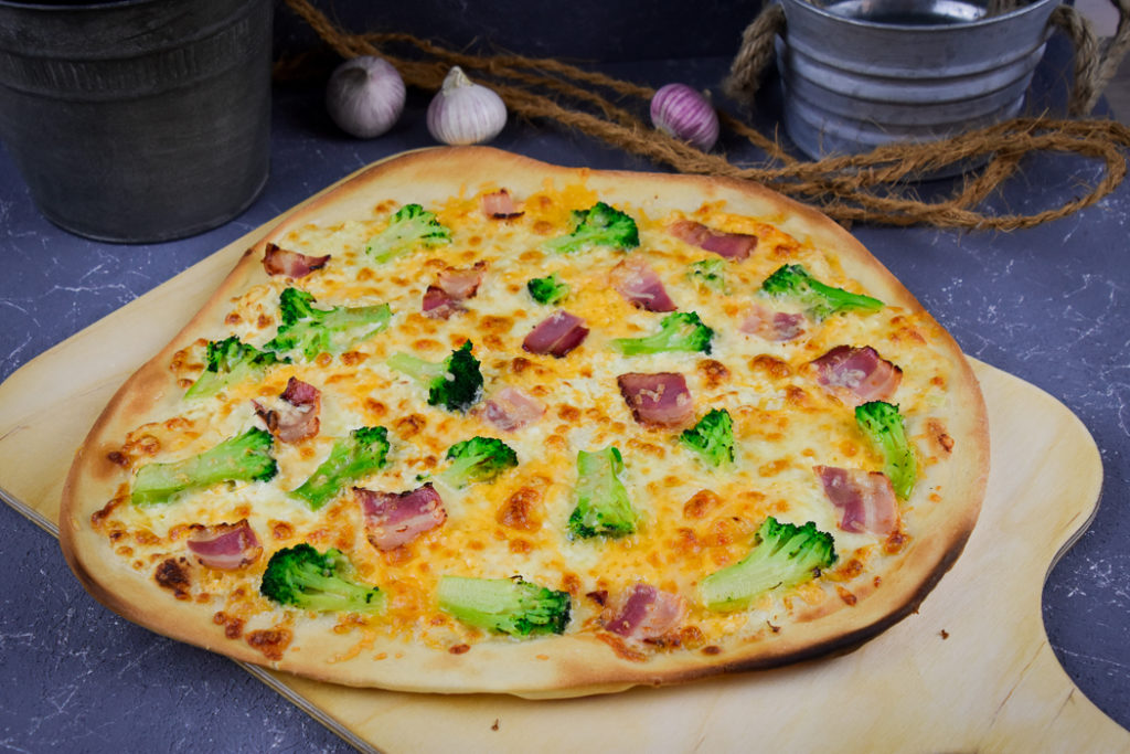 Pizzafriday Pizza Alfredo Style Mit Brokkoli Knusprigem Bacon Ninakocht De