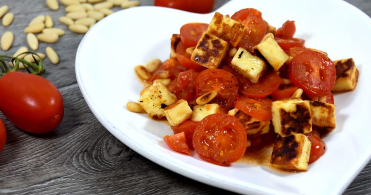 Lauwarmer Tomaten-Halloumi-Salat mit gerösteten Pinienkernen