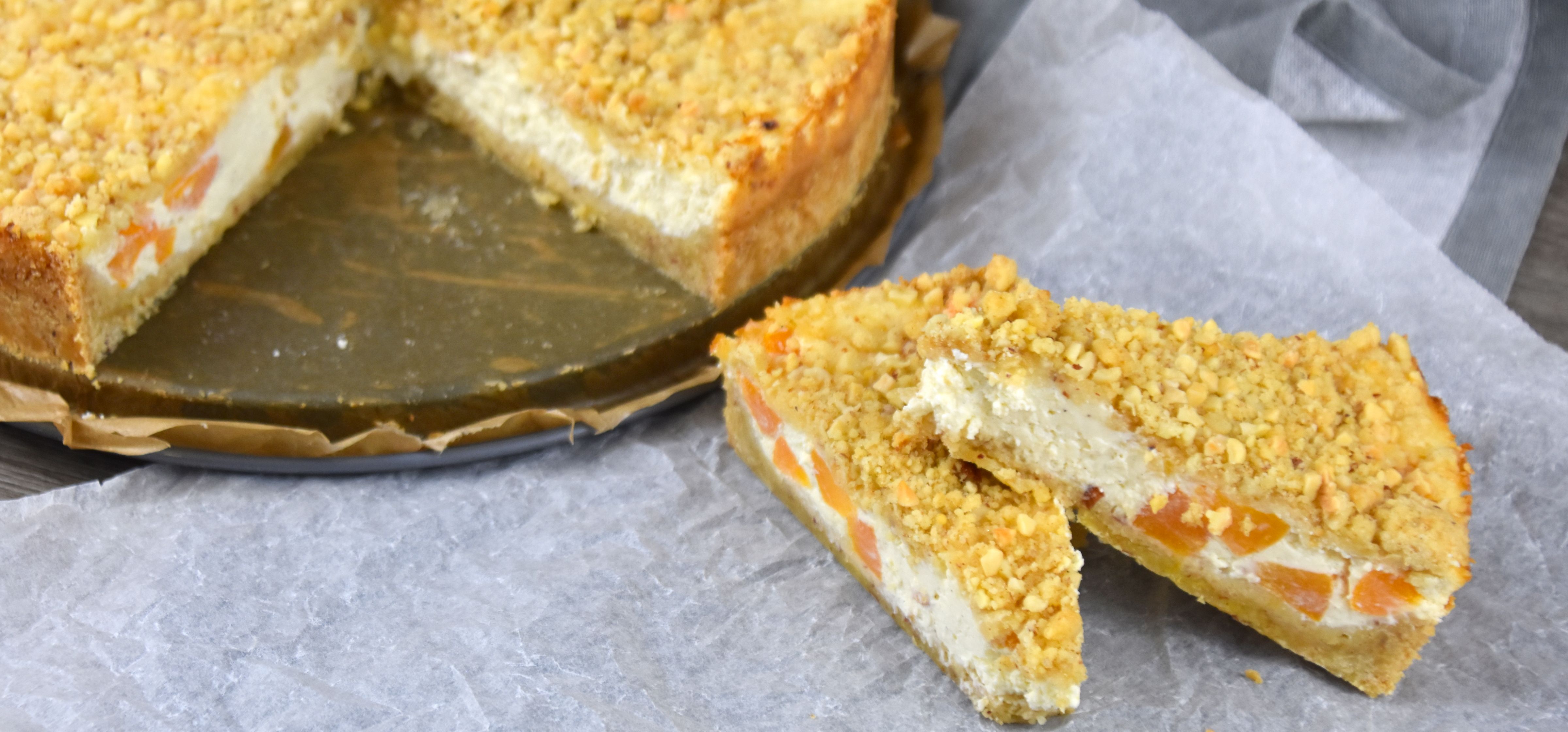 Pfirsich-Cheesecake mit Mandel-Knusperstreuseln