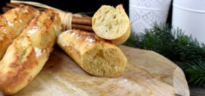 Knusprige Baguette-Stangen Beilage Brot Raclette backen Rezept by ninakocht.de