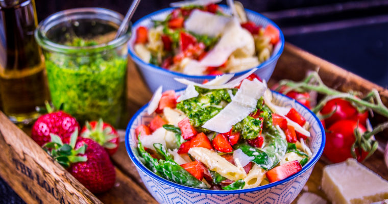 Pasta-Salat mit Spinat & Erdbeeren