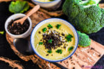 Brokkoli-Käse-Suppe mit knusprigen Pumpernickel-Brösel